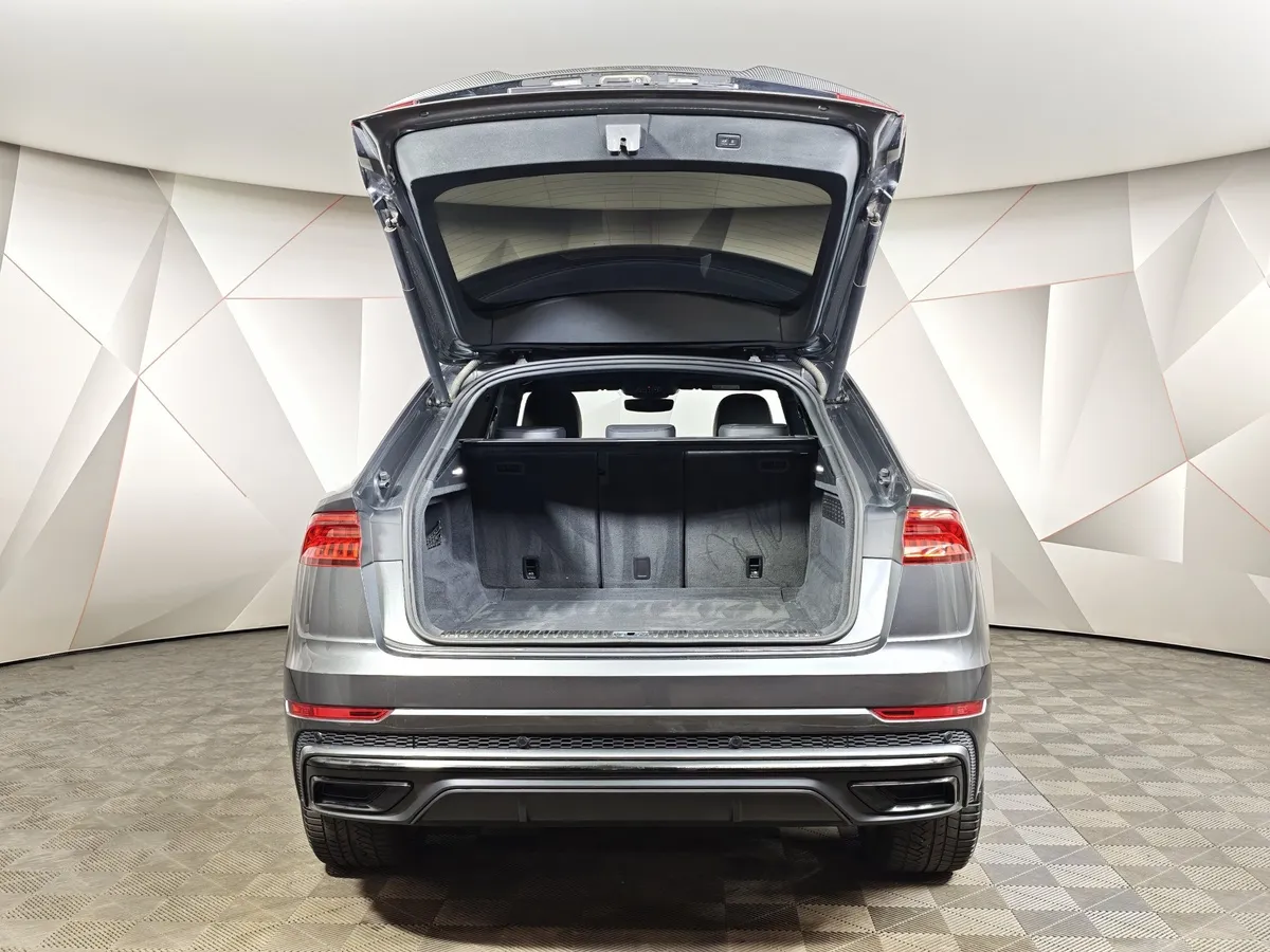 Audi Q8 55 TFSI Tiptronic quattro (340 л.с.) Серый в АВИЛОН. Слайд №12