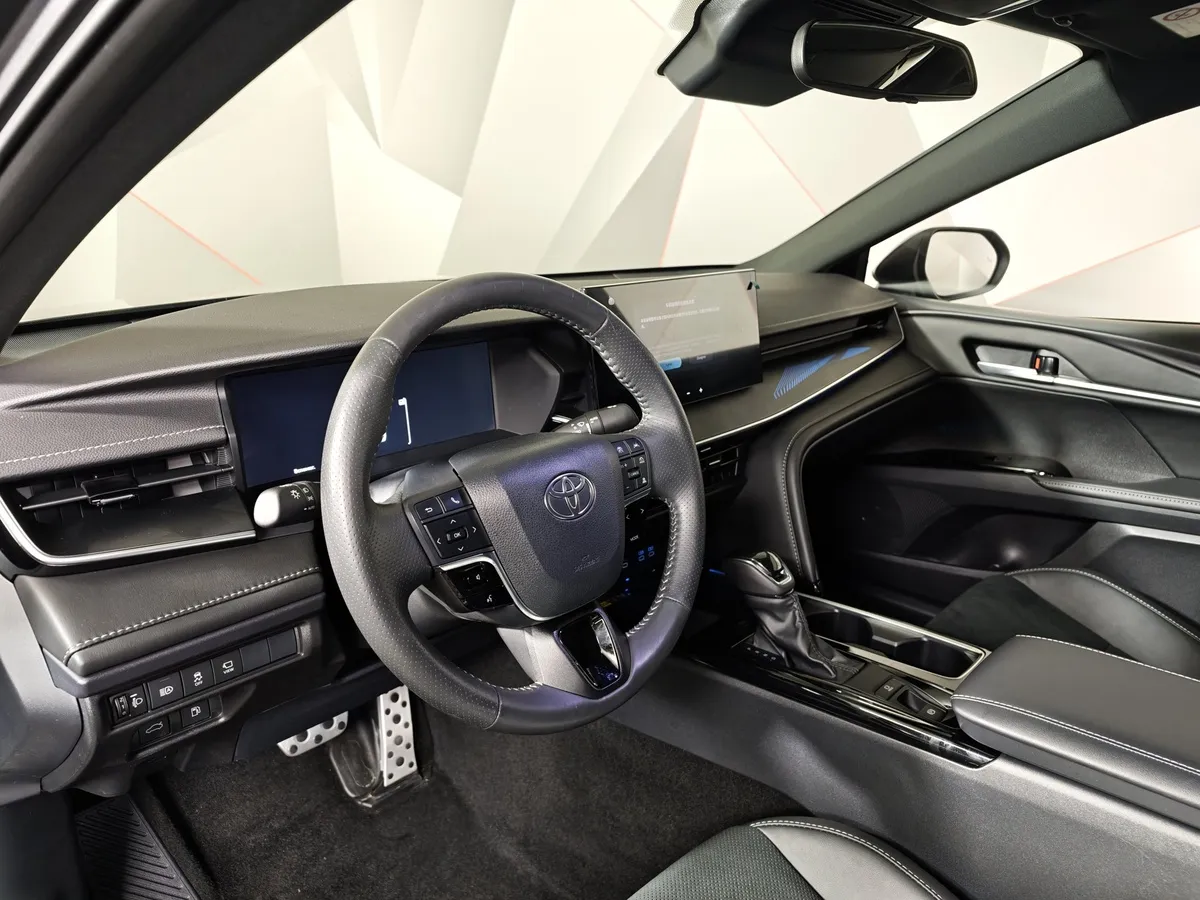 Toyota Camry 2.0h CVT (197 л.с.) Sport Plus Серый в АВИЛОН. Слайд №19