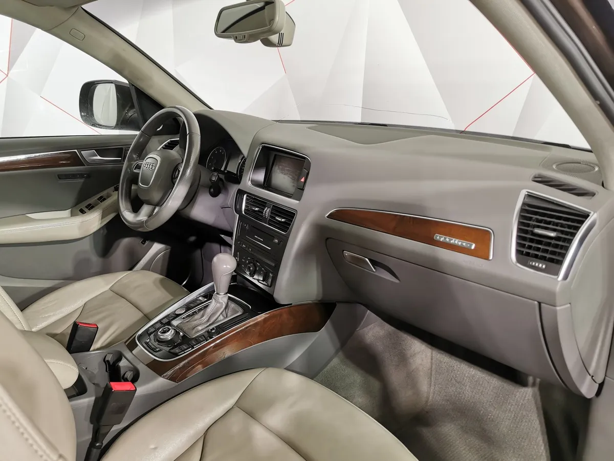 Audi Q5 2.0 TFSI tiptronic quattro (211 л.с.) Коричневый в АВИЛОН. Слайд №12