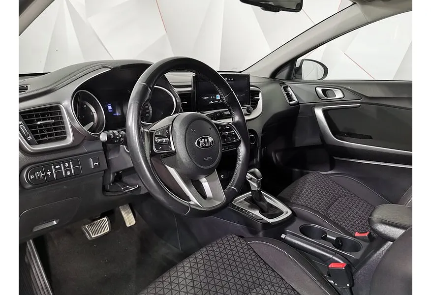 Kia Ceed 1.6 CRDi AMT (136 л.с.) Белый в АВИЛОН. Слайд №19