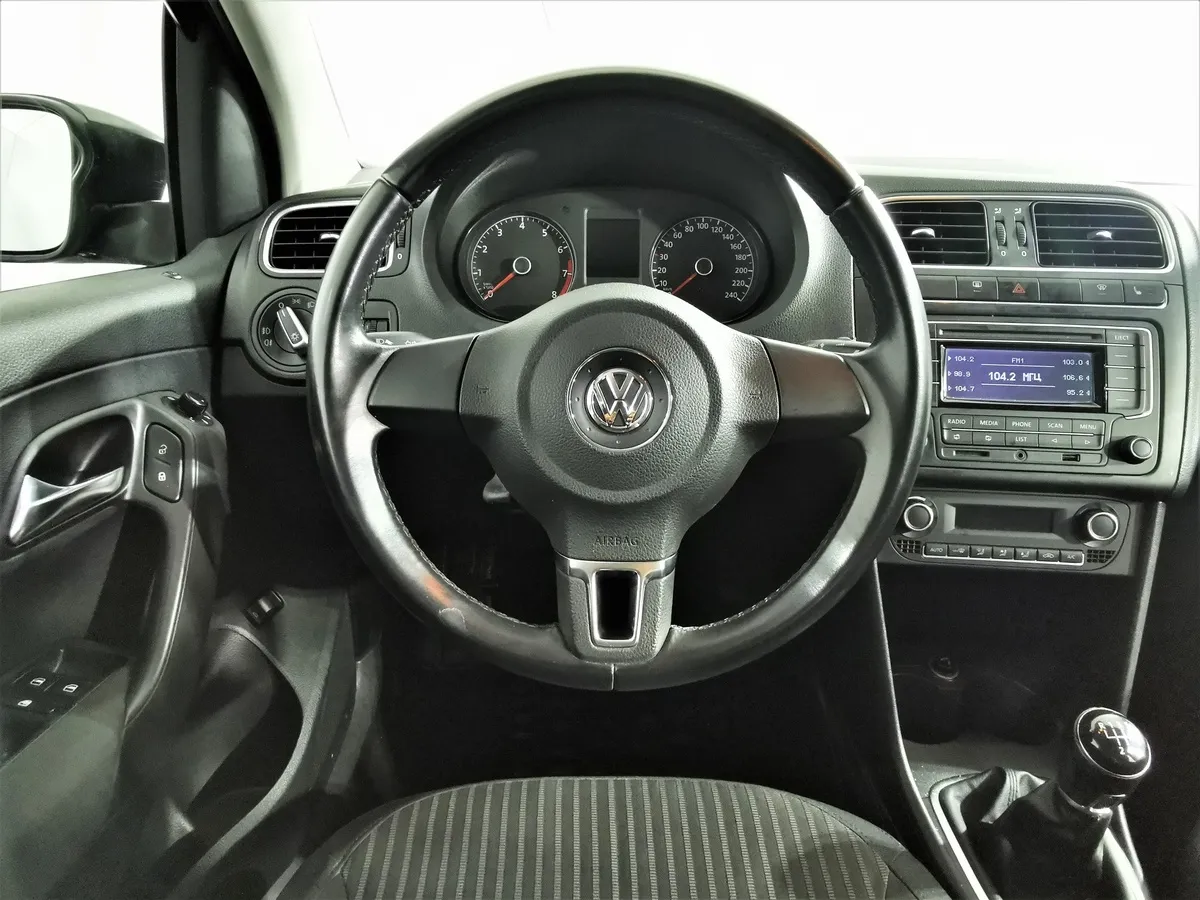 Volkswagen Polo 1.6 MT (105 л.с.) Черный в АВИЛОН. Слайд №19