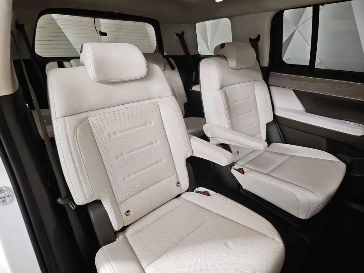 Hyundai Santa Fe 2.5 AT 4WD 6 seats (194 л.с.) Calligraphy Белый в АВИЛОН. Слайд №17