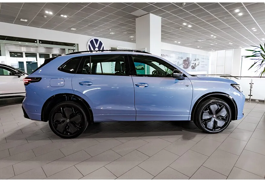 Volkswagen Tiguan 380 TSI 2.0 DSG 4WD (220 л.с.) R-Line Голубой в АВИЛОН. Слайд №2