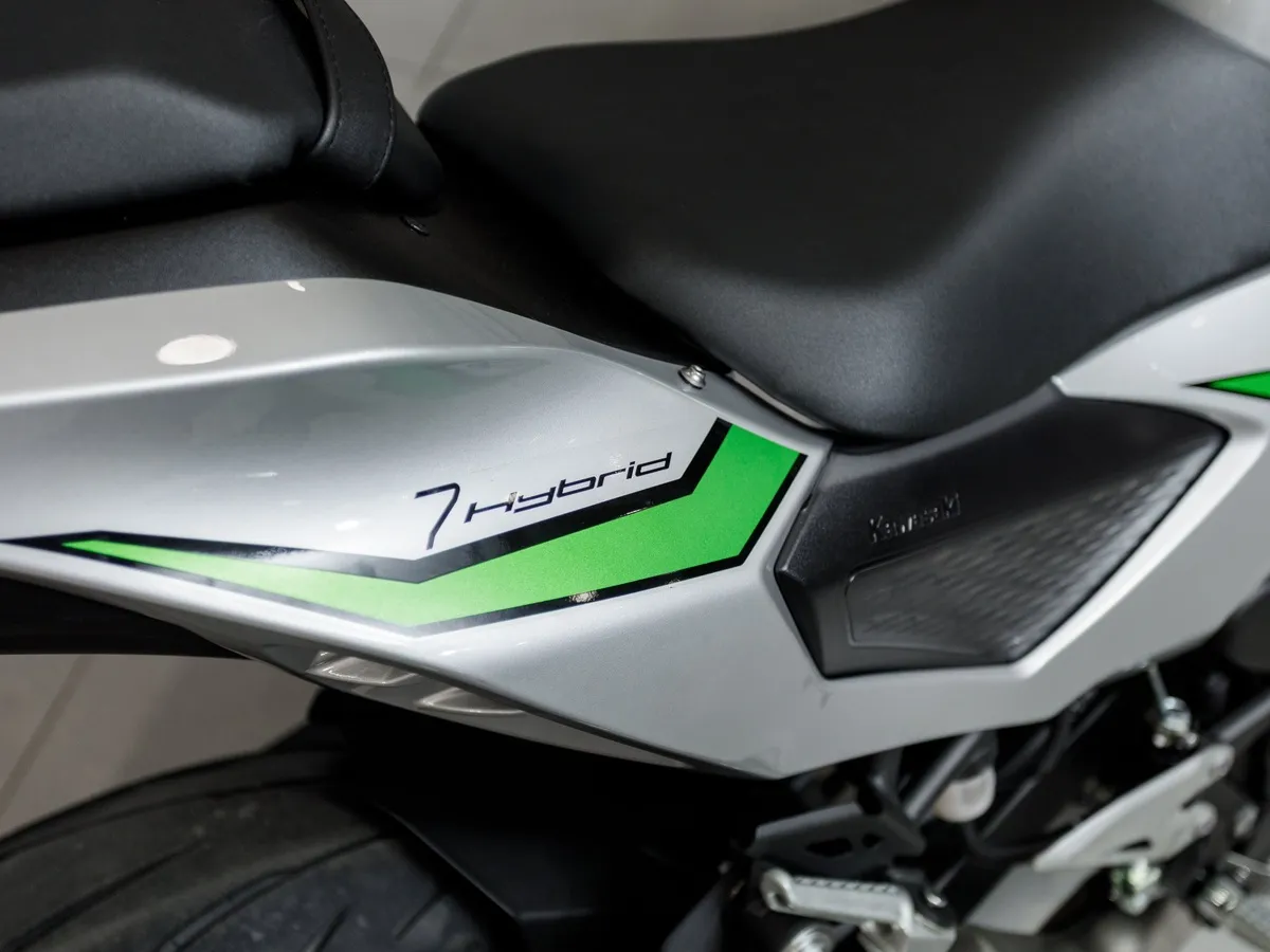 Kawasaki Ninja 7 Hybrid 450 см³ (69 л.с.) 450 Серебристый в АВИЛОН. Слайд №11