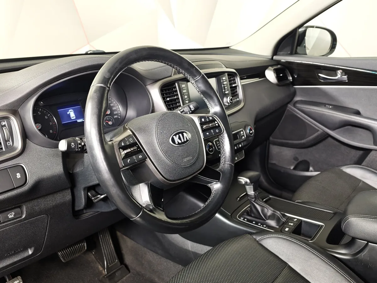 Kia Sorento 2.4 GDI AT AWD (188 л.с.) Luxe Серый в АВИЛОН. Слайд №18