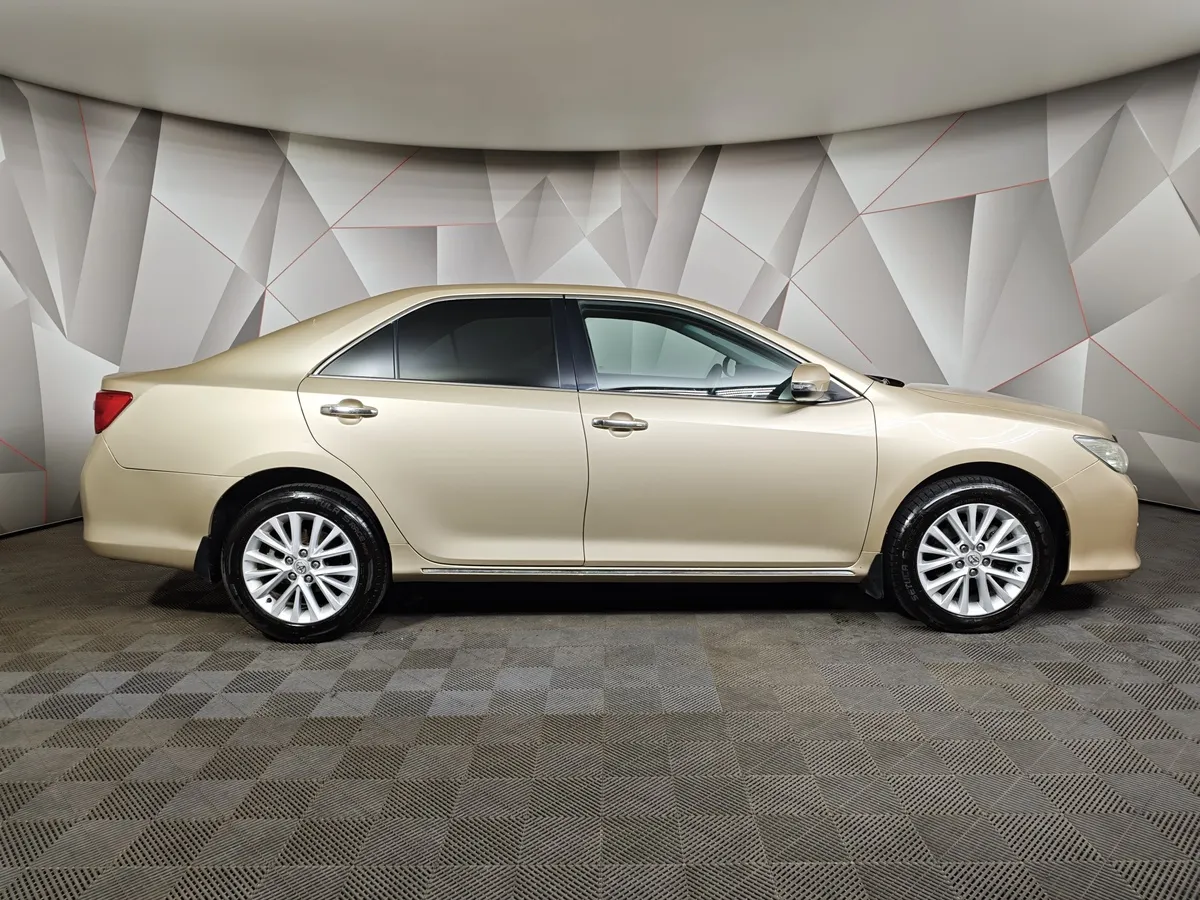 Toyota Camry 2.5 AT (181 л.с.) Бежевый в АВИЛОН. Слайд №6