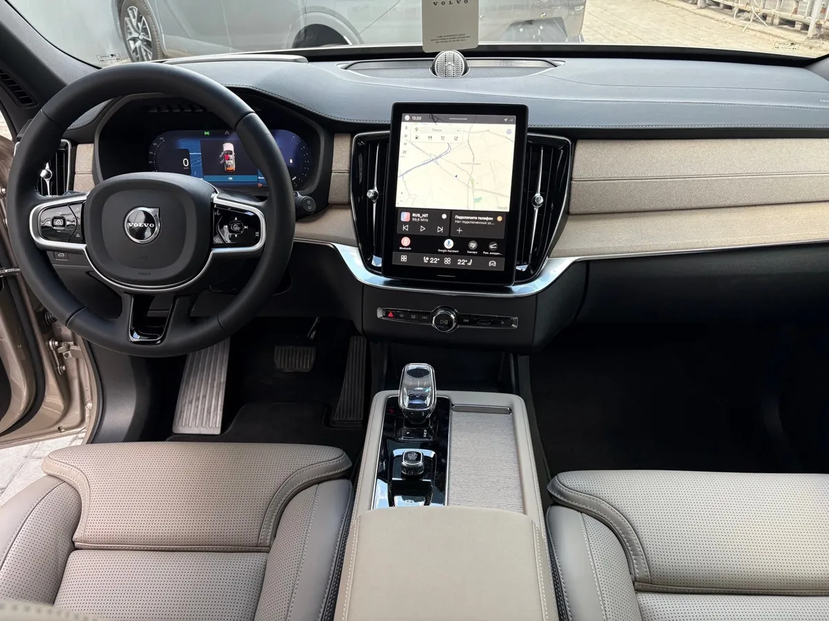 Volvo XC90 2.0 B6 mild hybrid AT AWD (7 мест) (300 л.с.) Ультра темный Серебристый в АВИЛОН. Слайд №3
