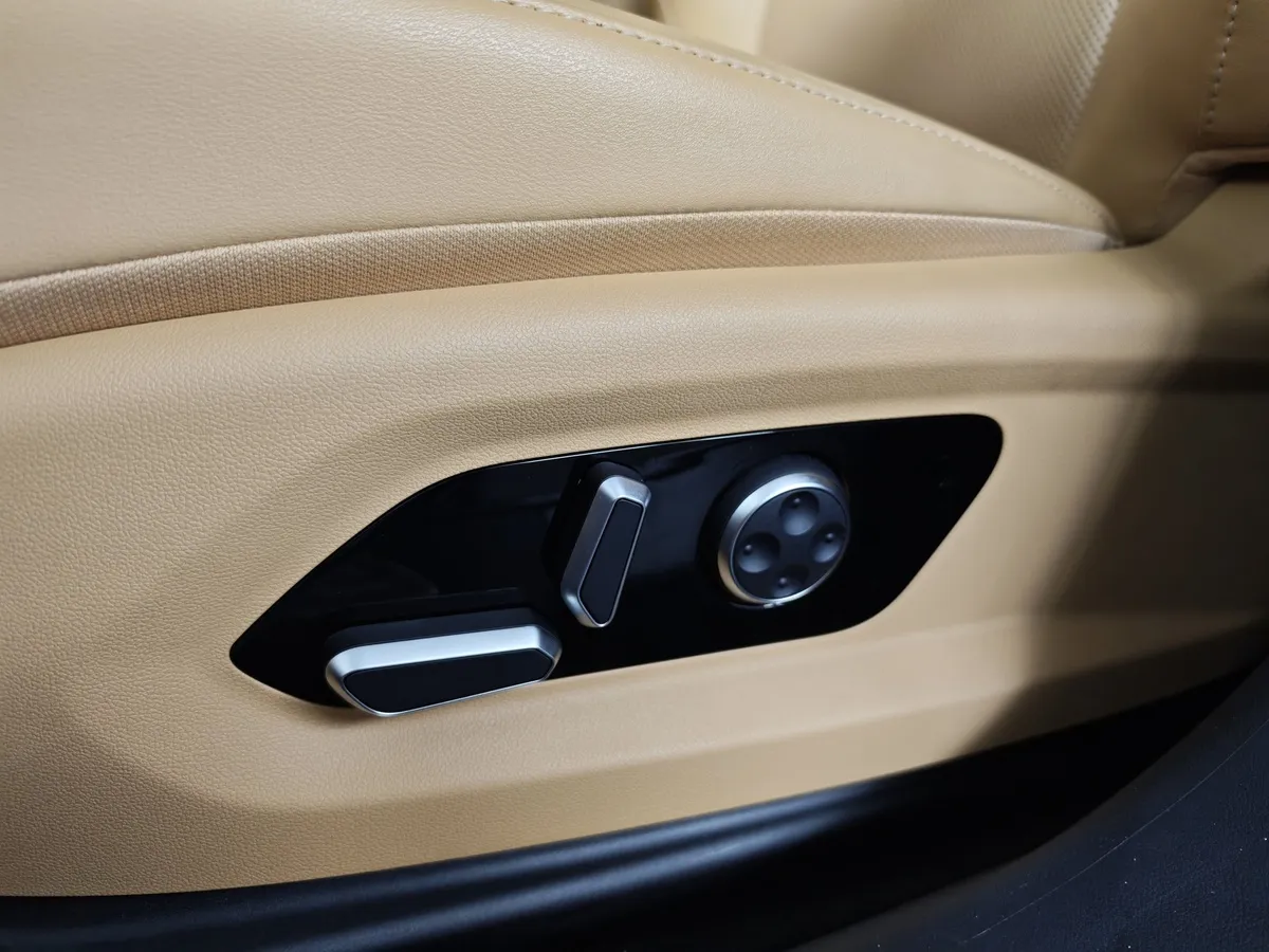 Seres M5 1.5 AT 4WD (496 л.с.) Premium Синий в АВИЛОН. Слайд №21