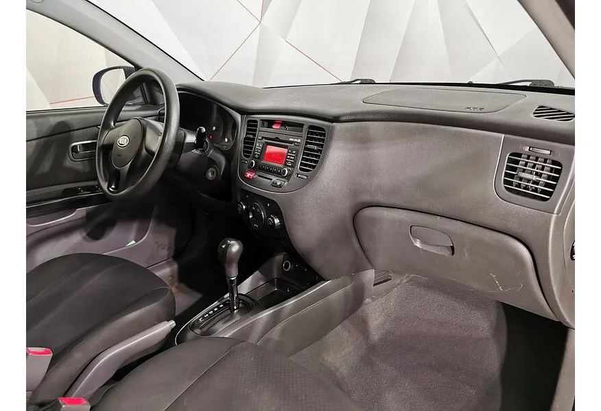 Kia Rio 1.4 AT (97 л.с.) Серебристый в АВИЛОН. Слайд №12 Kia Rio 1.4 AT (97 л.с.) Серебристый в АВИЛОН. Слайд №12