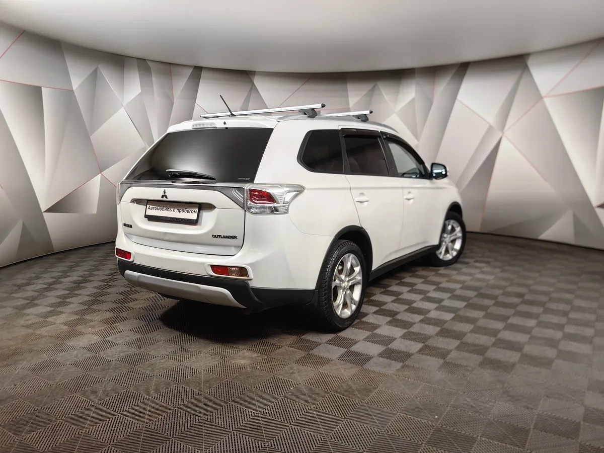 Mitsubishi Outlander 2.0 CVT 4WD (146 л.с.) Instyle E29 Белый в АВИЛОН. Слайд №2