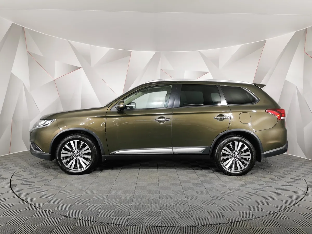 Mitsubishi Outlander 2.4 MIVEC CVT 4WD 7 мест (167 л.с.) Ultimate Коричневый в АВИЛОН. Слайд №5