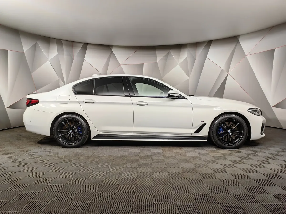 BMW 5 серия 540i xDrive Steptronic (340 л.с.) M Sport Pro Белый в АВИЛОН. Слайд №6