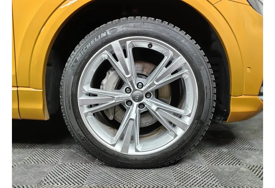 Audi Q8 55 TFSI Tiptronic quattro (340 л.с.) Оранжевый в АВИЛОН. Слайд №9