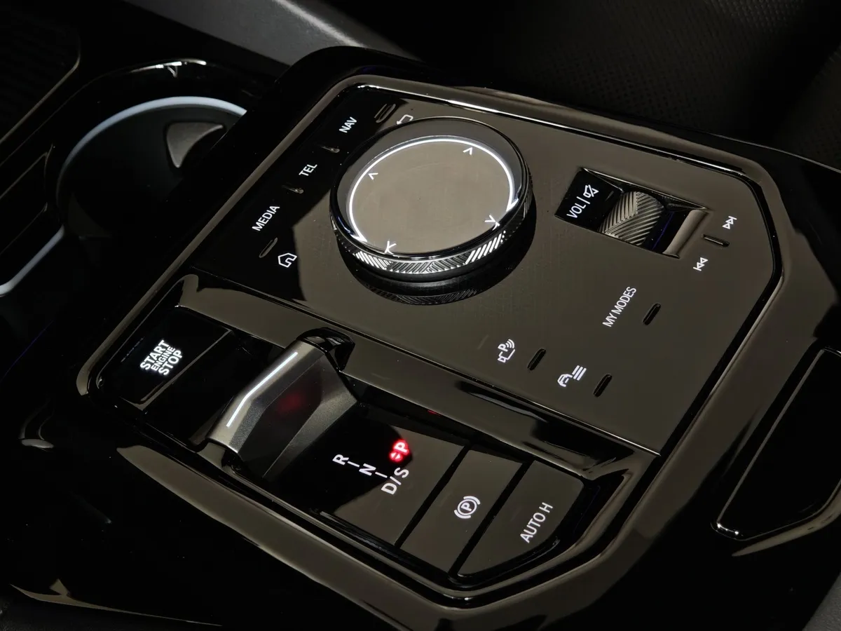BMW 5 серия 530i xDrive AT (252 л.с.) Черный в АВИЛОН. Слайд №18