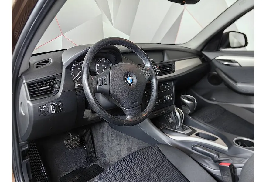 BMW X1 xDrive20i AT (184 л.с.) Базовая. Локальная сборка Коричневый в АВИЛОН. Слайд №8
