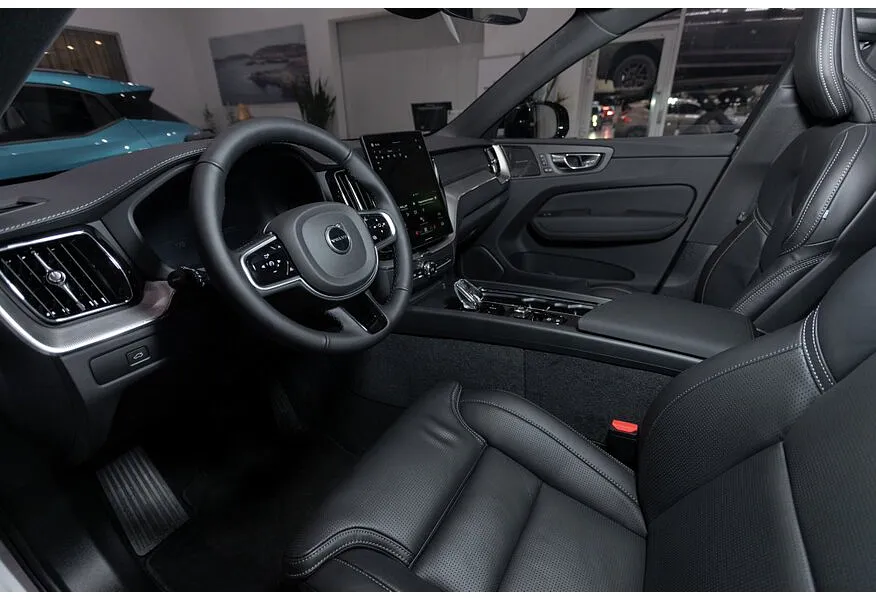 Volvo XC60 2.0 B5 8AT AWD (250 л.с.) Ultra Черный в АВИЛОН. Слайд №7