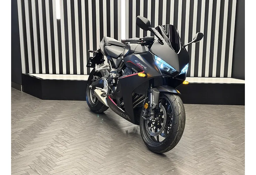 Honda CBR650 649 см³ (95 л.с.) (95) 649 Черный в АВИЛОН. Слайд №2