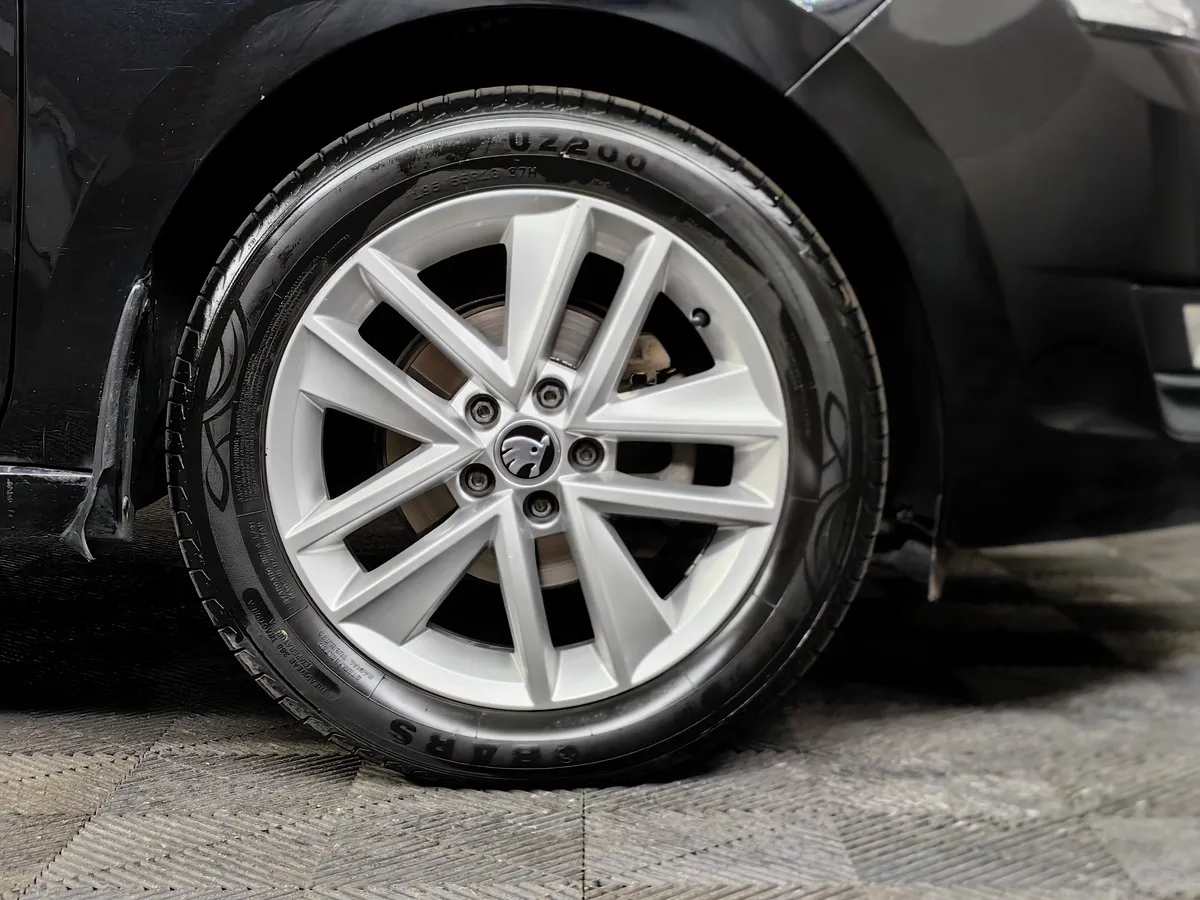 Skoda Rapid 1.6 MT (90 л.с.) Черный в АВИЛОН. Слайд №9