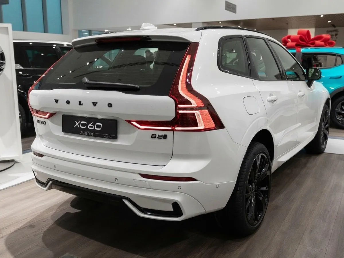 Volvo XC60 2.0 B5 8AT AWD (250 л.с.) Ultra Белый в АВИЛОН. Слайд №6