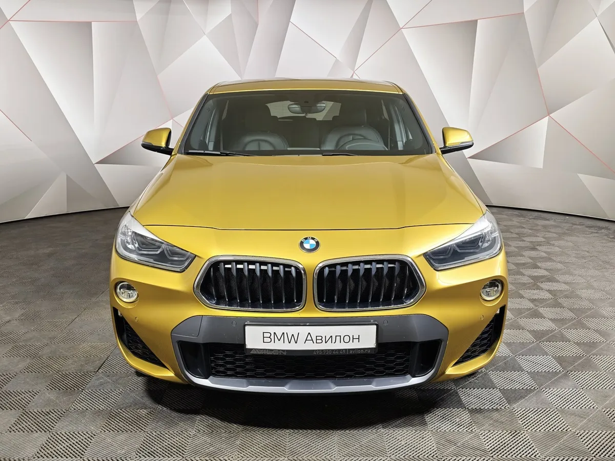 BMW X2 20i xDrive AT (192 л.с.) M Sport Золотой в АВИЛОН. Слайд №3