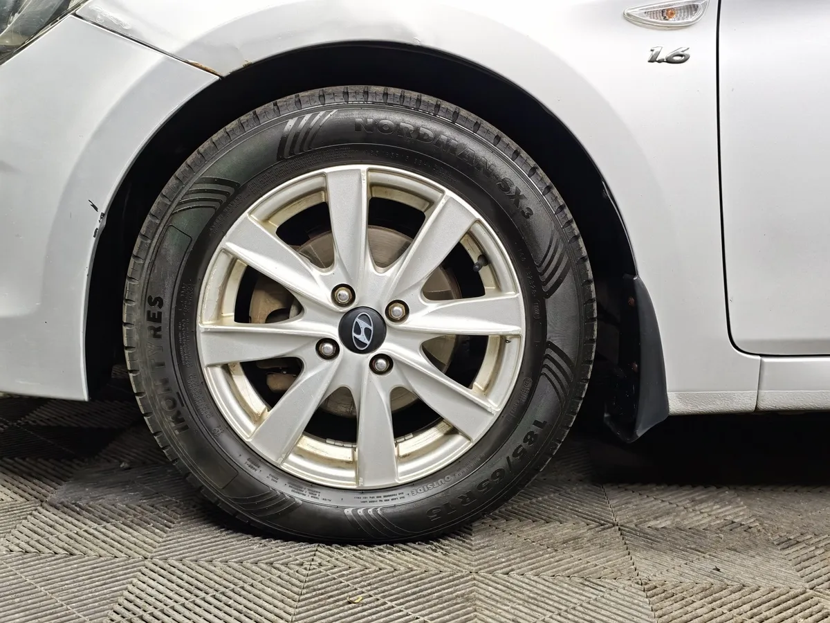 Hyundai Solaris 1.6 AT (123 л.с.) Elegance Серый в АВИЛОН. Слайд №9