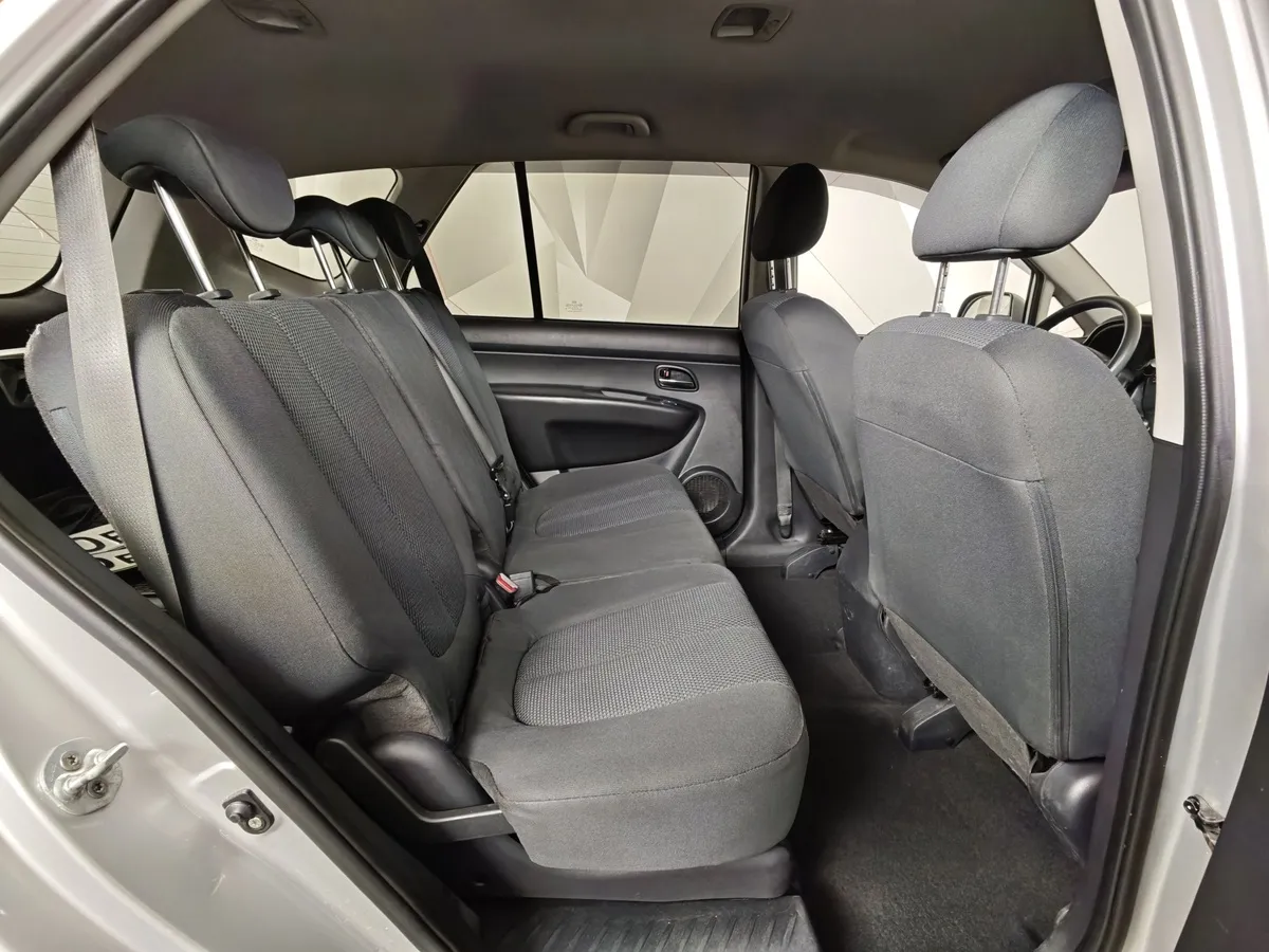 Kia Carens 1.6 MT (126 л.с.) Серебристый в АВИЛОН. Слайд №15