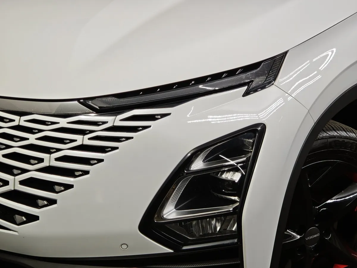 Omoda C5 1.6T DCT 4WD (150 л.с.) Supreme (двухцветный, красные элементы экстерьера) Белый в АВИЛОН. Слайд №10