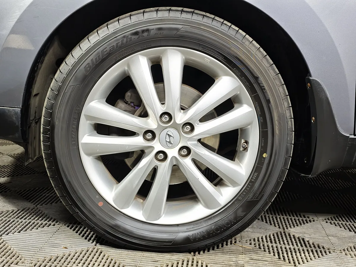 Hyundai ix35 2.0 AT 4WD (150 л.с.) Prestige Серый в АВИЛОН. Слайд №9