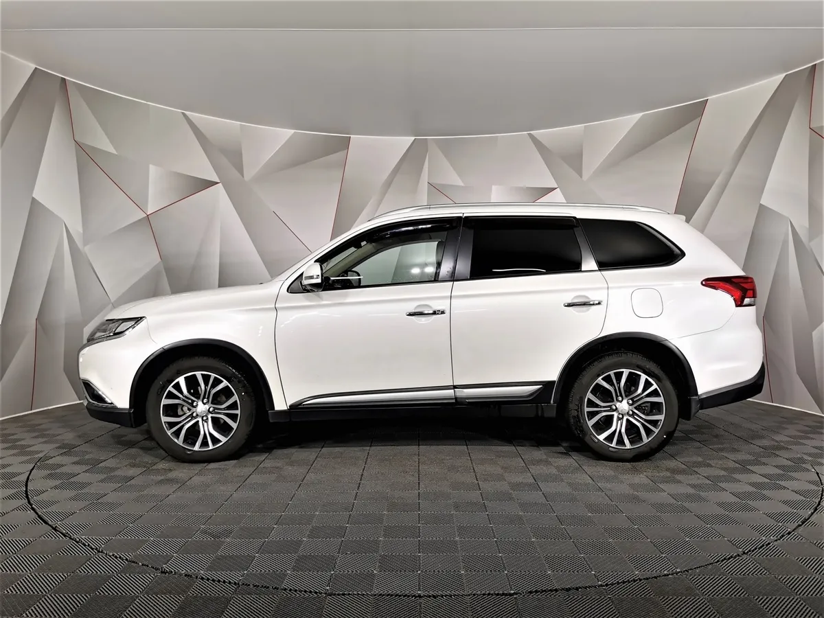 Mitsubishi Outlander 2.4 MIVEC CVT 4WD 7 мест (167 л.с.) Ultimate Белый в АВИЛОН. Слайд №5