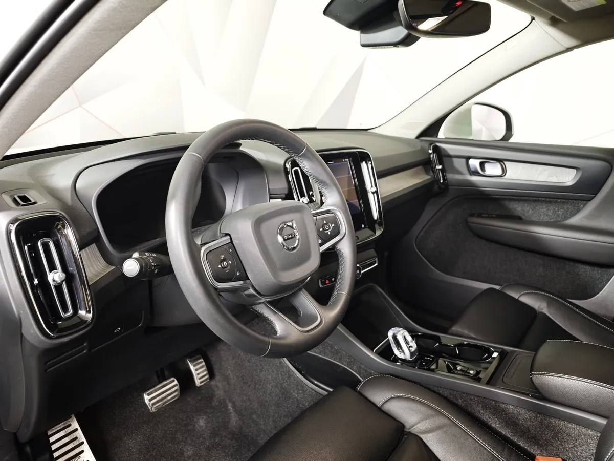 Volvo XC40 2.0 B4 AT AWD (190 л.с.) Deluxe Белый в АВИЛОН. Слайд №19