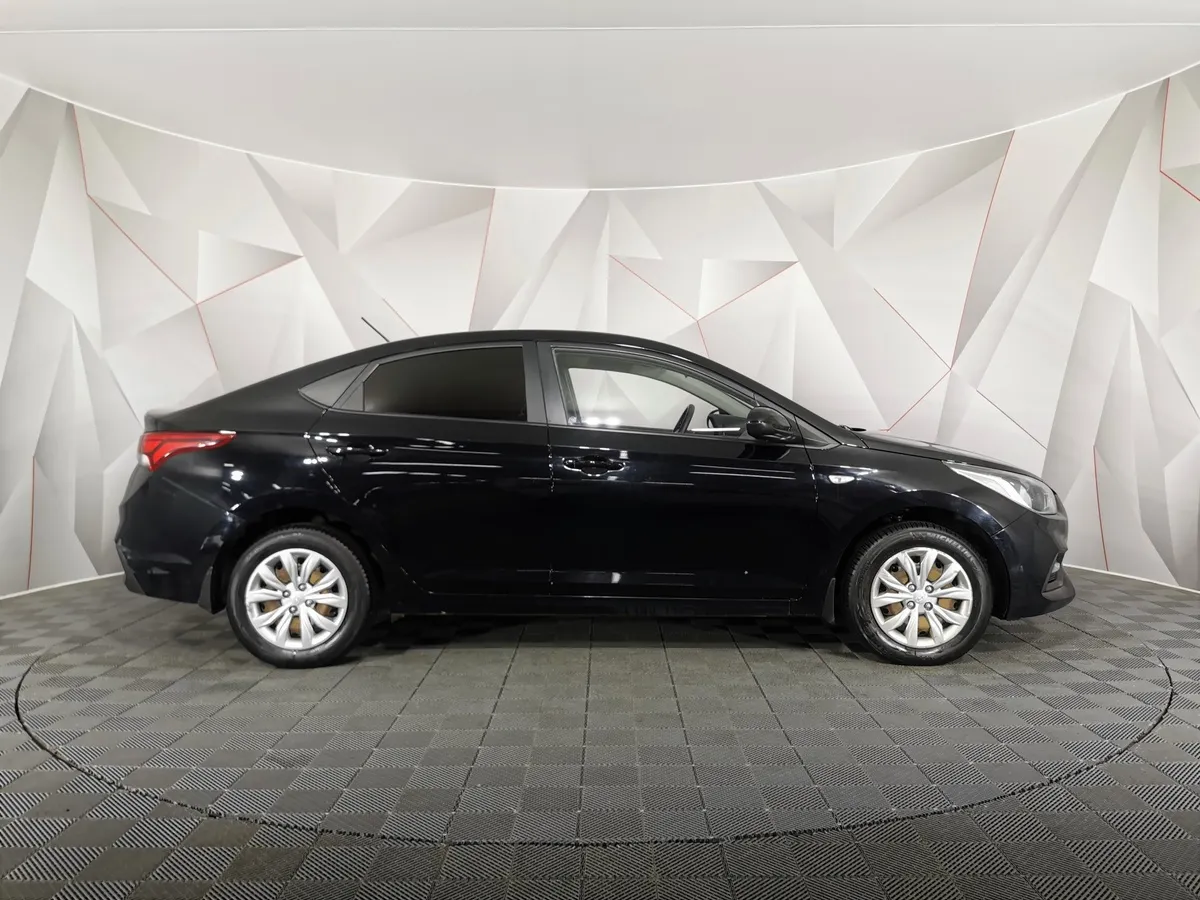 Hyundai Solaris 1.6 AT (123 л.с.) Comfort + Advanced + Winter Черный в АВИЛОН. Слайд №6