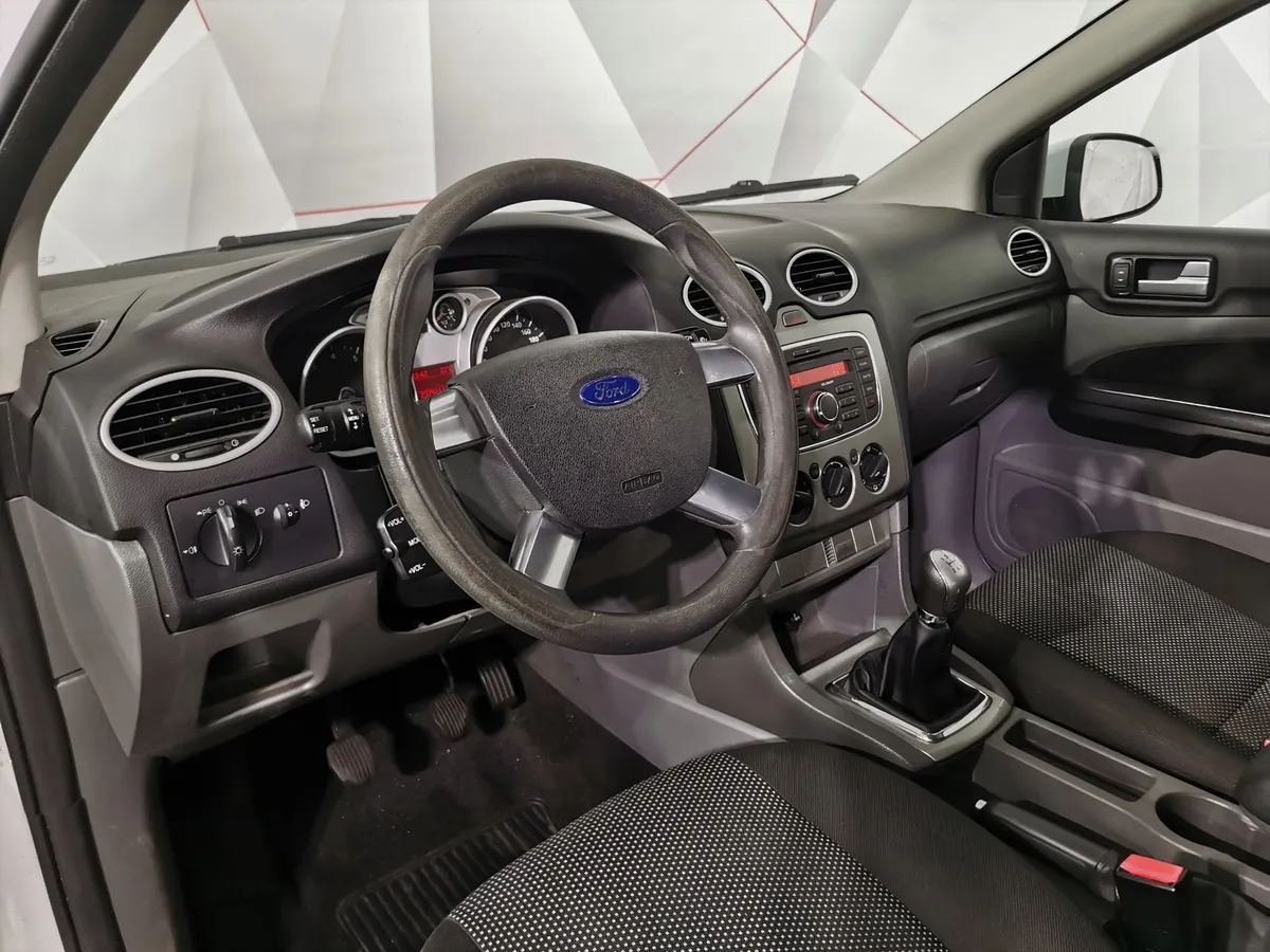 Ford Focus 1.6 MT (101 л.с.) Белый в АВИЛОН. Слайд №16