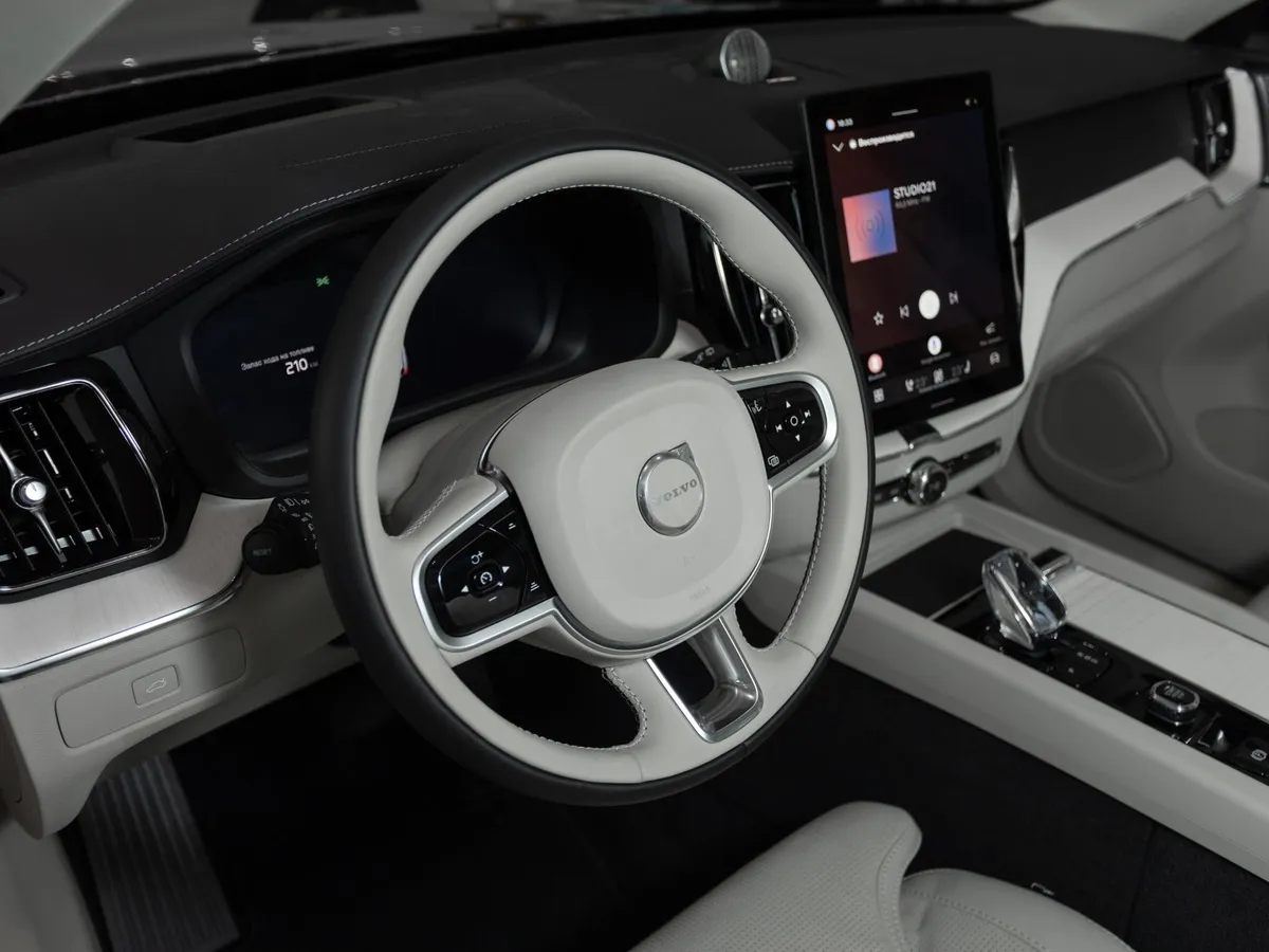 Volvo XC60 2.0 B5 8AT AWD (250 л.с.) Ultra Dark Серый в АВИЛОН. Слайд №13