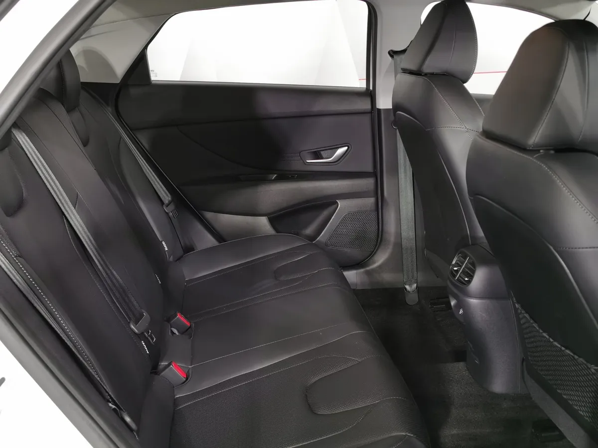 Hyundai Elantra 1.5 CTV (115 л.с.) Premium Edition Белый в АВИЛОН. Слайд №15