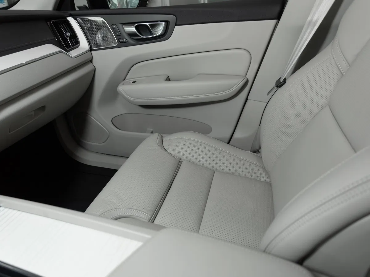 Volvo XC60 2.0 B5 8AT AWD (250 л.с.) Ultra Dark Синий в АВИЛОН. Слайд №10