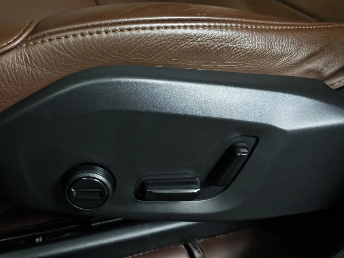 Volvo XC60 2.0 AT AWD (264 л.с.) Luxury Edition Коричневый в АВИЛОН. Слайд №23