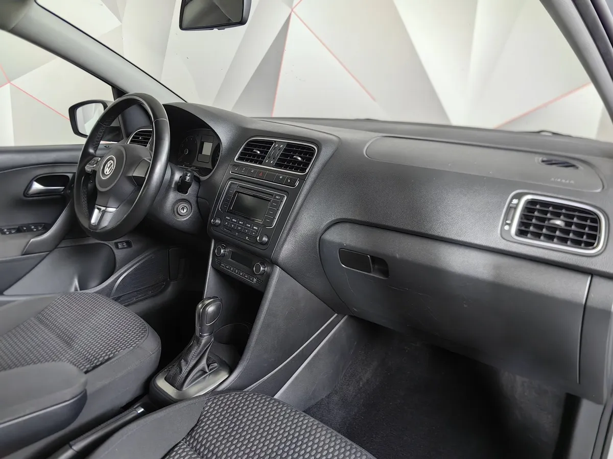 Volkswagen Polo 1.6 MPI AT (110 л.с.) Highline Серебристый в АВИЛОН. Слайд №13