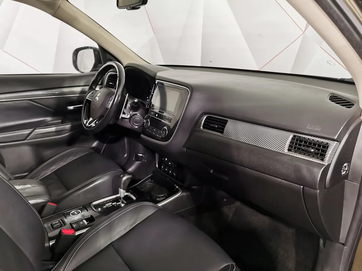 Mitsubishi Outlander 2.4 MIVEC CVT 4WD 7 мест (167 л.с.) Ultimate Коричневый в АВИЛОН. Слайд №12