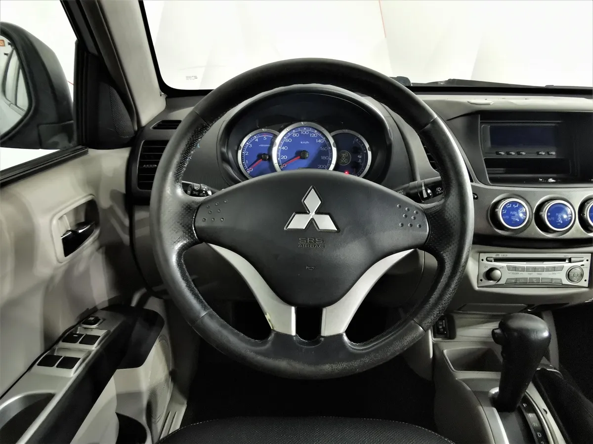 Mitsubishi L200 2.4 DID AT AWD (154 л.с.) DC Intense Серебристый в АВИЛОН. Слайд №19