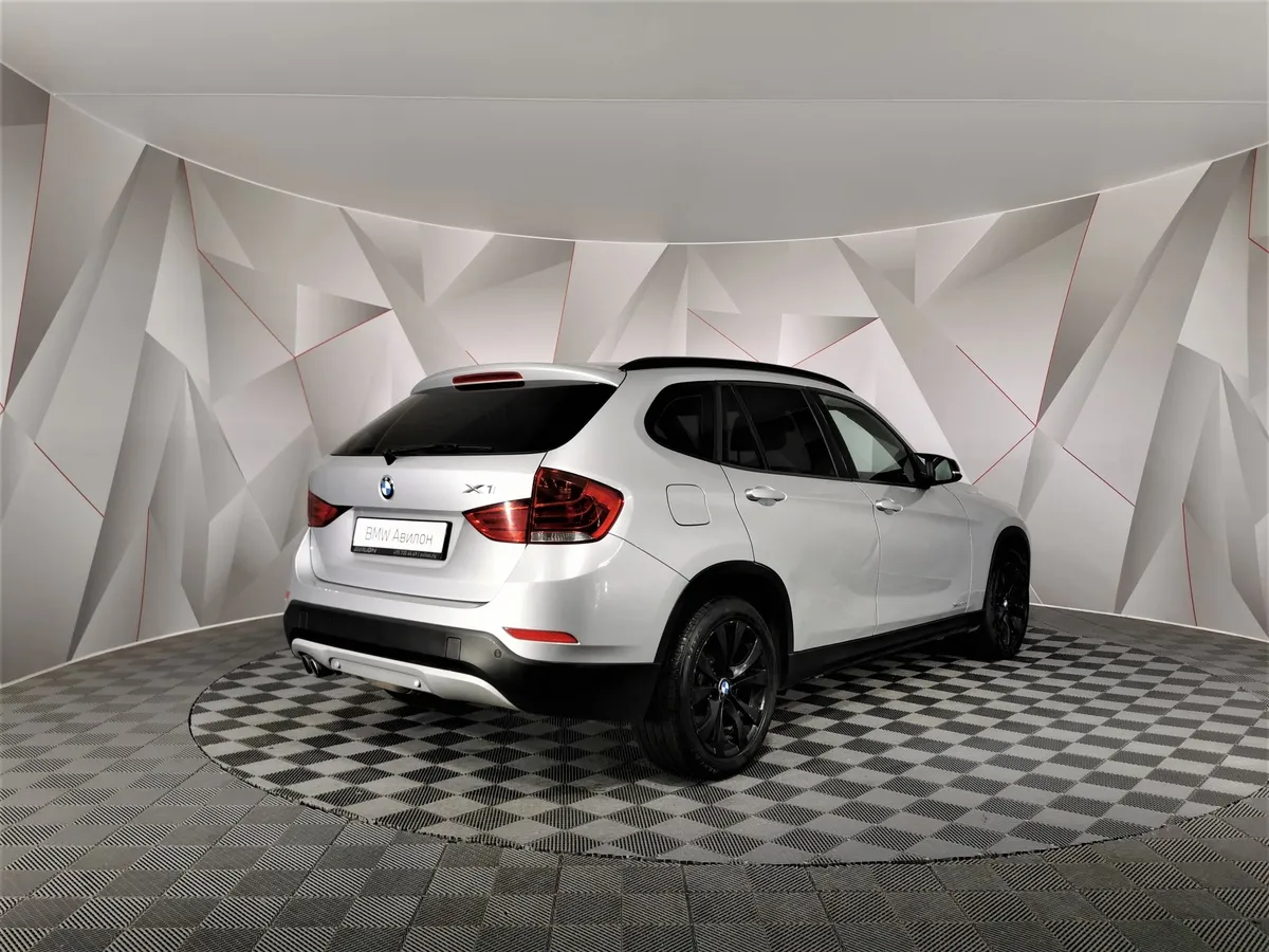 BMW X1 xDrive20i AT (184 л.с.) Серебристый в АВИЛОН. Слайд №2