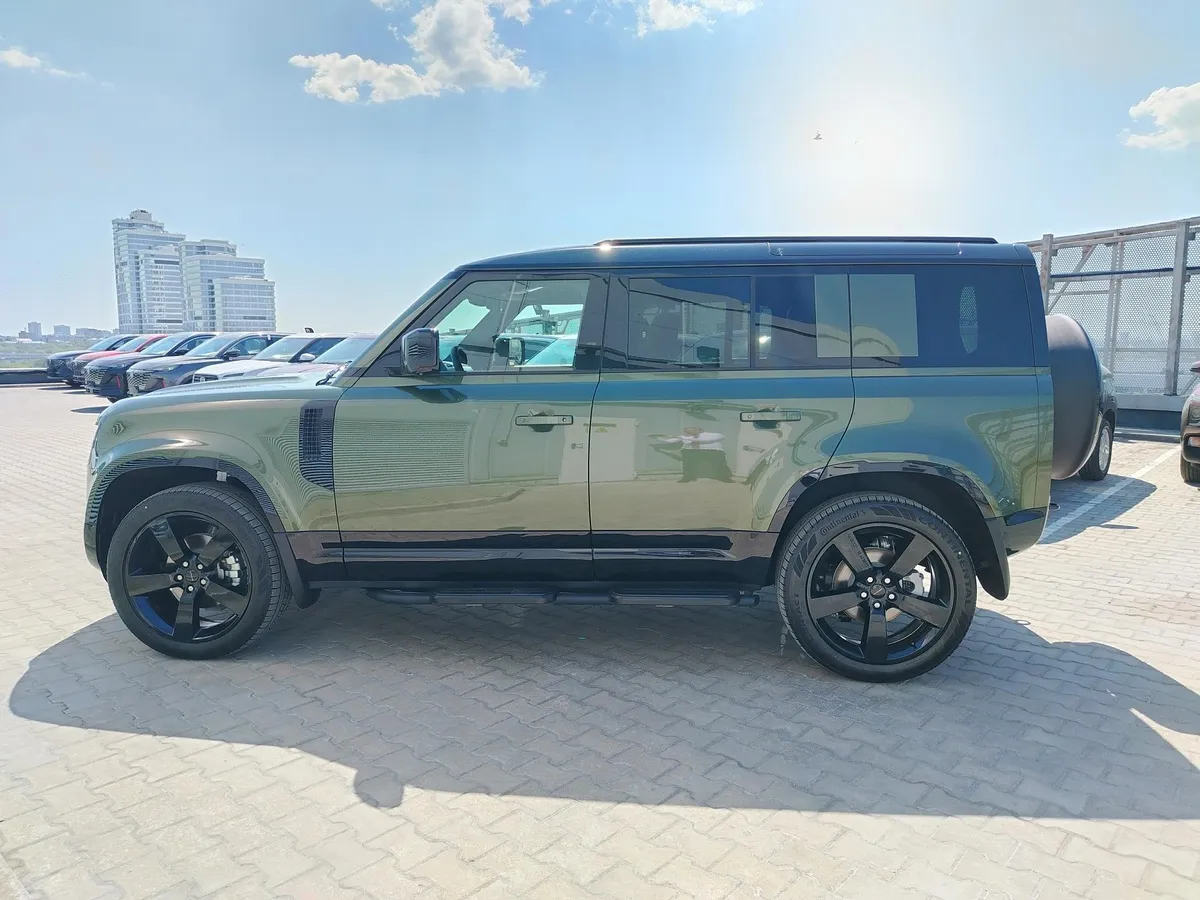 Land Rover Defender 3.0D D6H AT (249 л.с.) X-Dynamic HSE Зеленый в АВИЛОН. Слайд №2