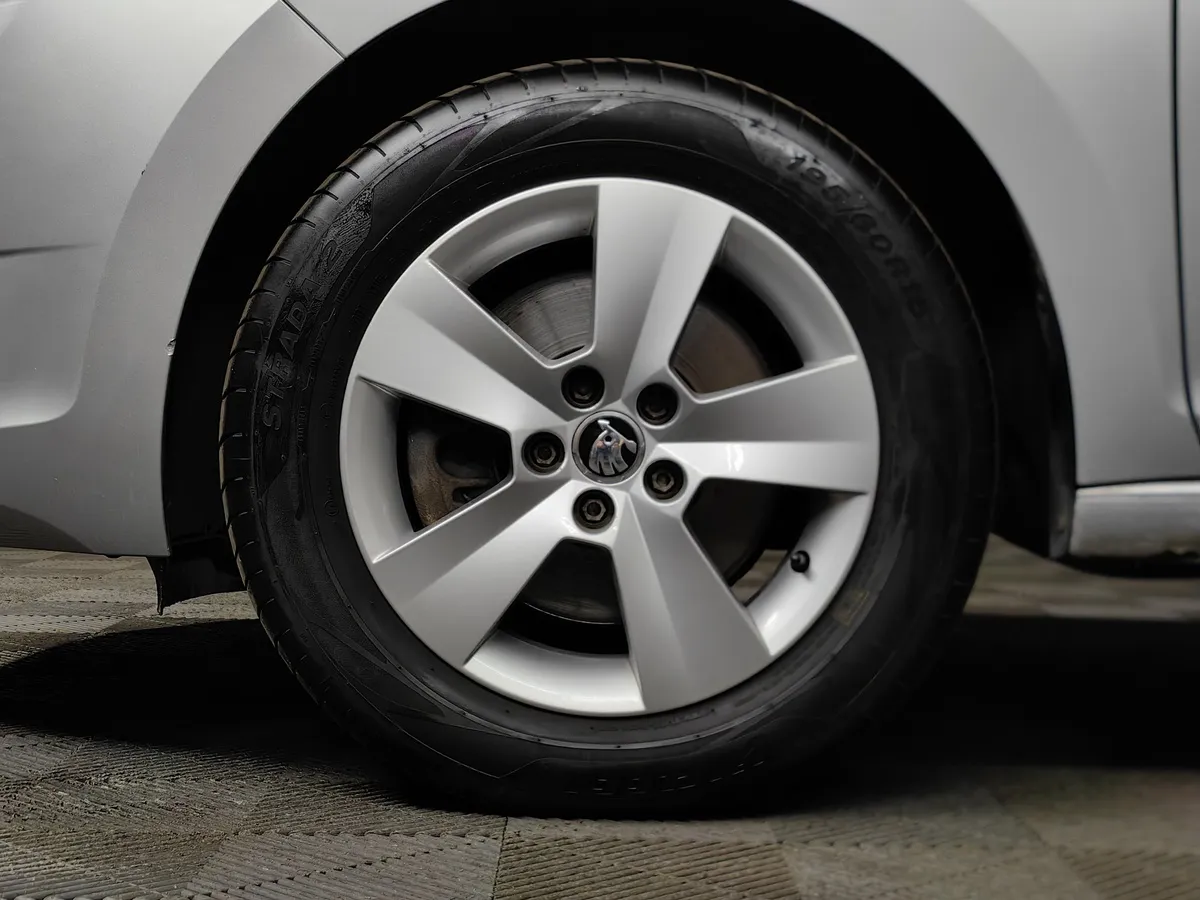 Skoda Rapid 1.6 MT (105 л.с.) Серебристый в АВИЛОН. Слайд №9