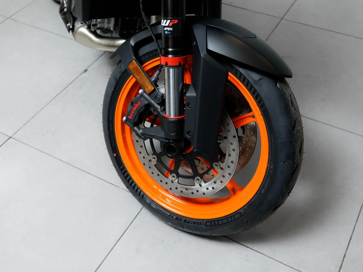 KTM 990 Duke 947 см³ (123 л.с.) 947 Белый в АВИЛОН. Слайд №9