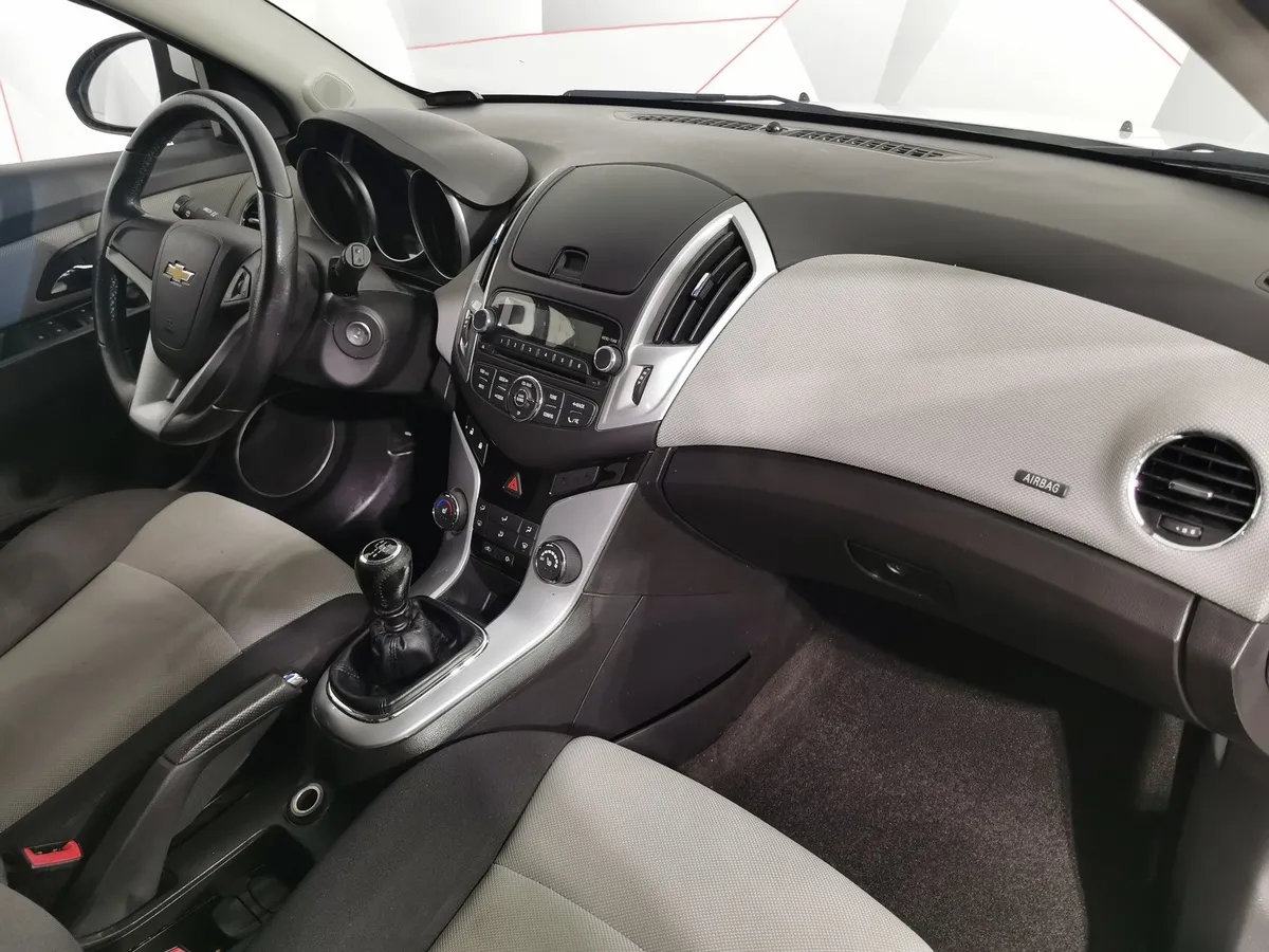 Chevrolet Cruze 1.8 MT (141 л.с.) Белый в АВИЛОН. Слайд №12