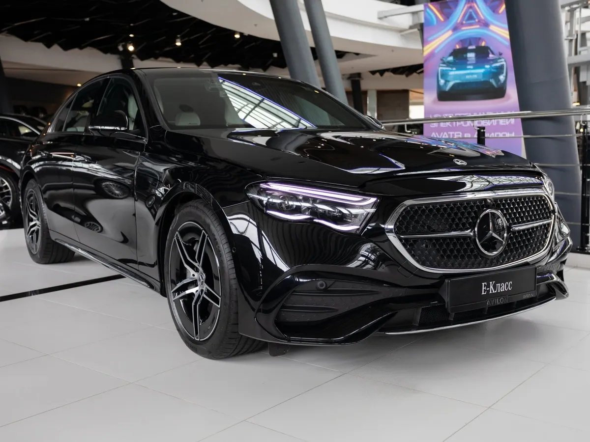 Mercedes-Benz E-Класс E 300 4MATIC (258 л.с.) Черный в АВИЛОН. Слайд №2