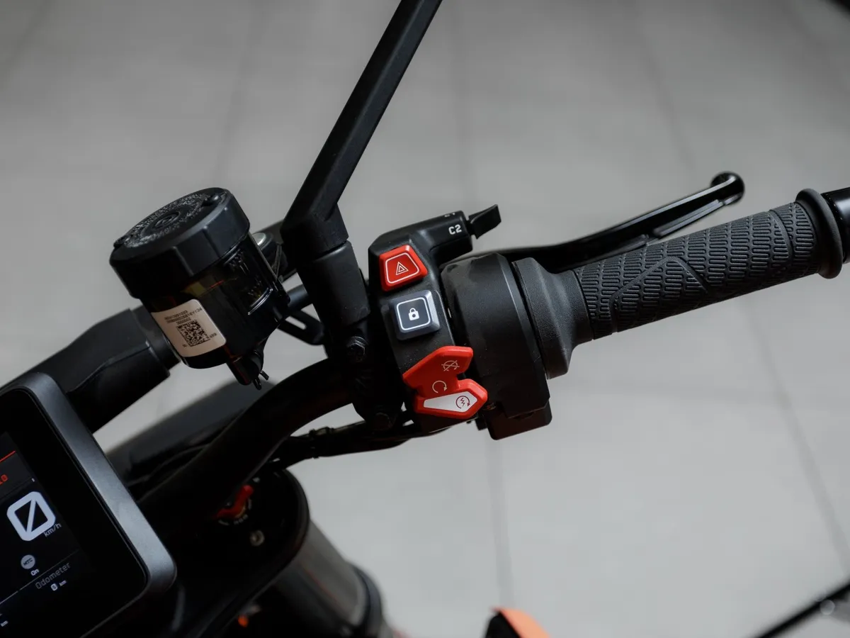 KTM 1390 Super Duke 1350 см³ (190 л.с.) (190) 1350 Оранжевый в АВИЛОН. Слайд №12
