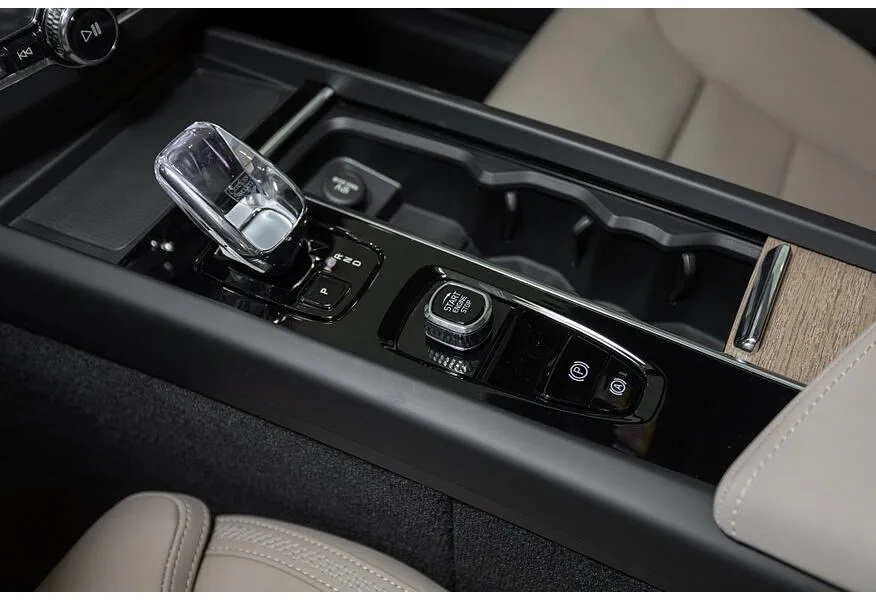 Volvo XC60 2.0 AT AWD (264 л.с.) Luxury Edition Черный в АВИЛОН. Слайд №18