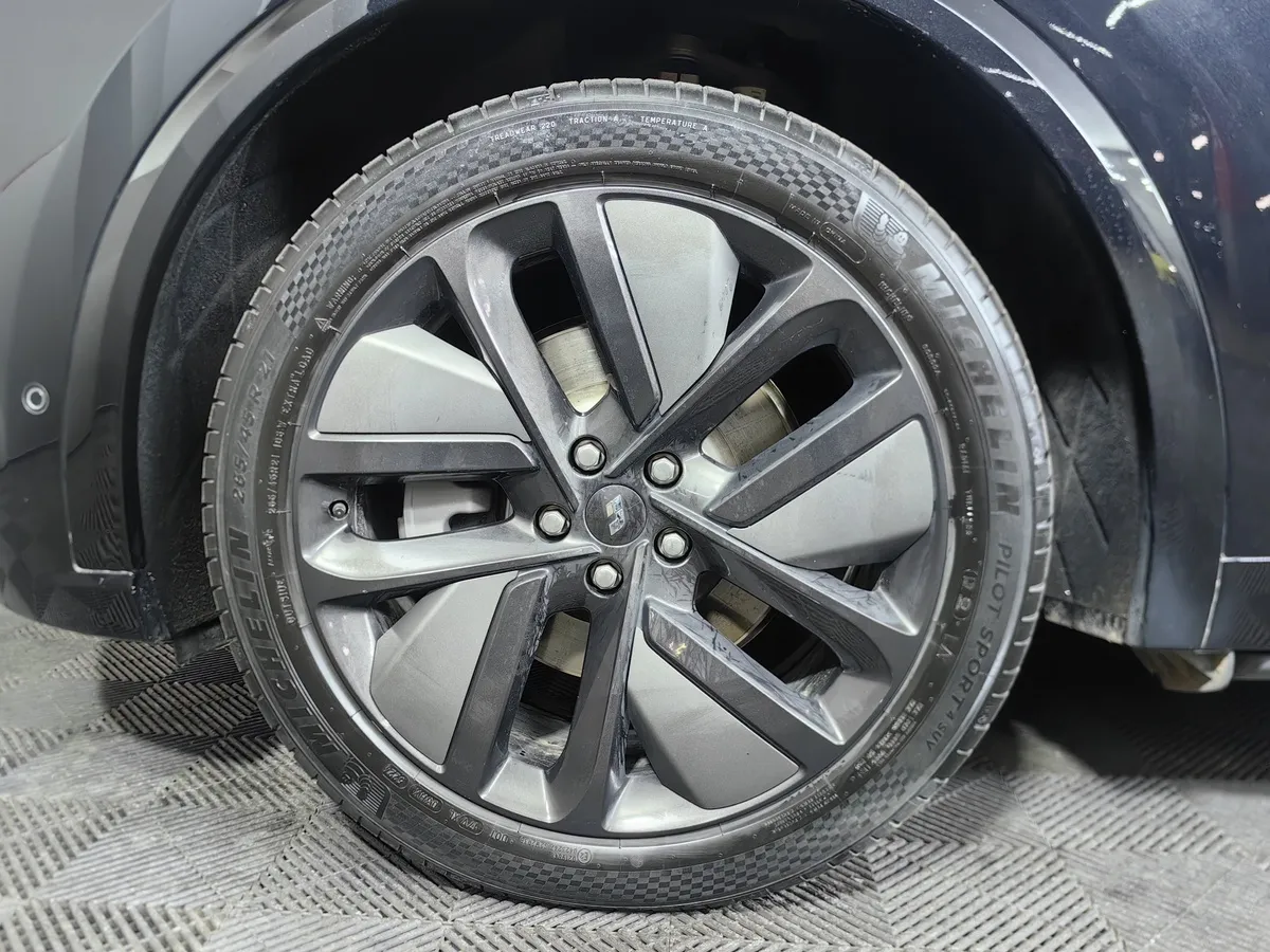 Li Auto L9 1.5 AT 4WD (449 л.с.) Ultra Черный в АВИЛОН. Слайд №9