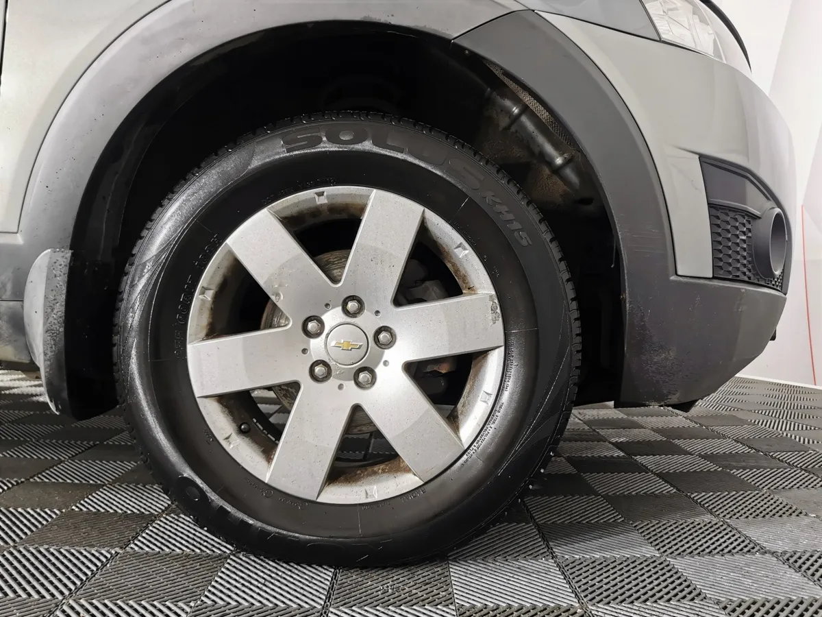 Chevrolet Captiva 2.4 AT (5 мест) (167 л.с.) LT Серый в АВИЛОН. Слайд №9