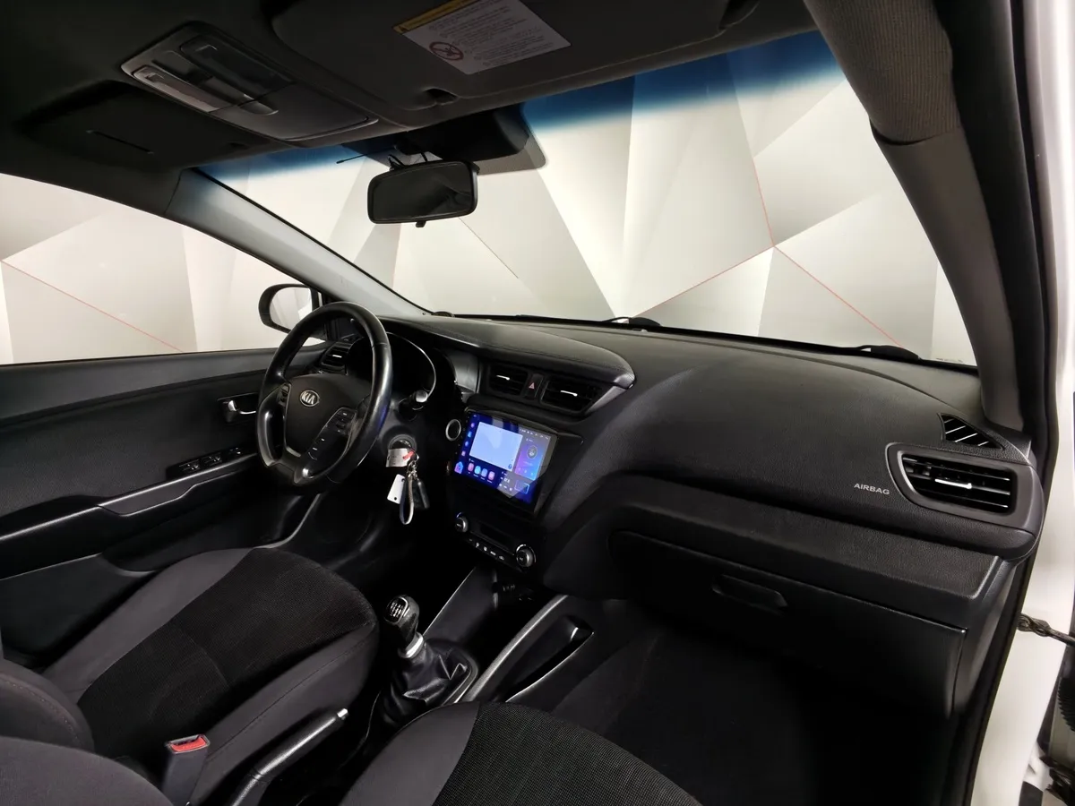 Kia Rio 1.6 MT (123 л.с.) Luxe Белый в АВИЛОН. Слайд №13